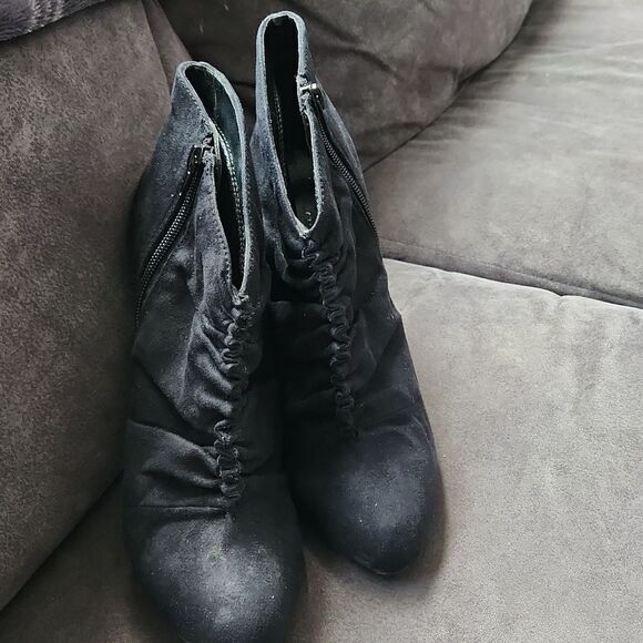 Size 7 black booties ruched scrunched heels side zipper suede spring brand preow - Picture 13 of 17